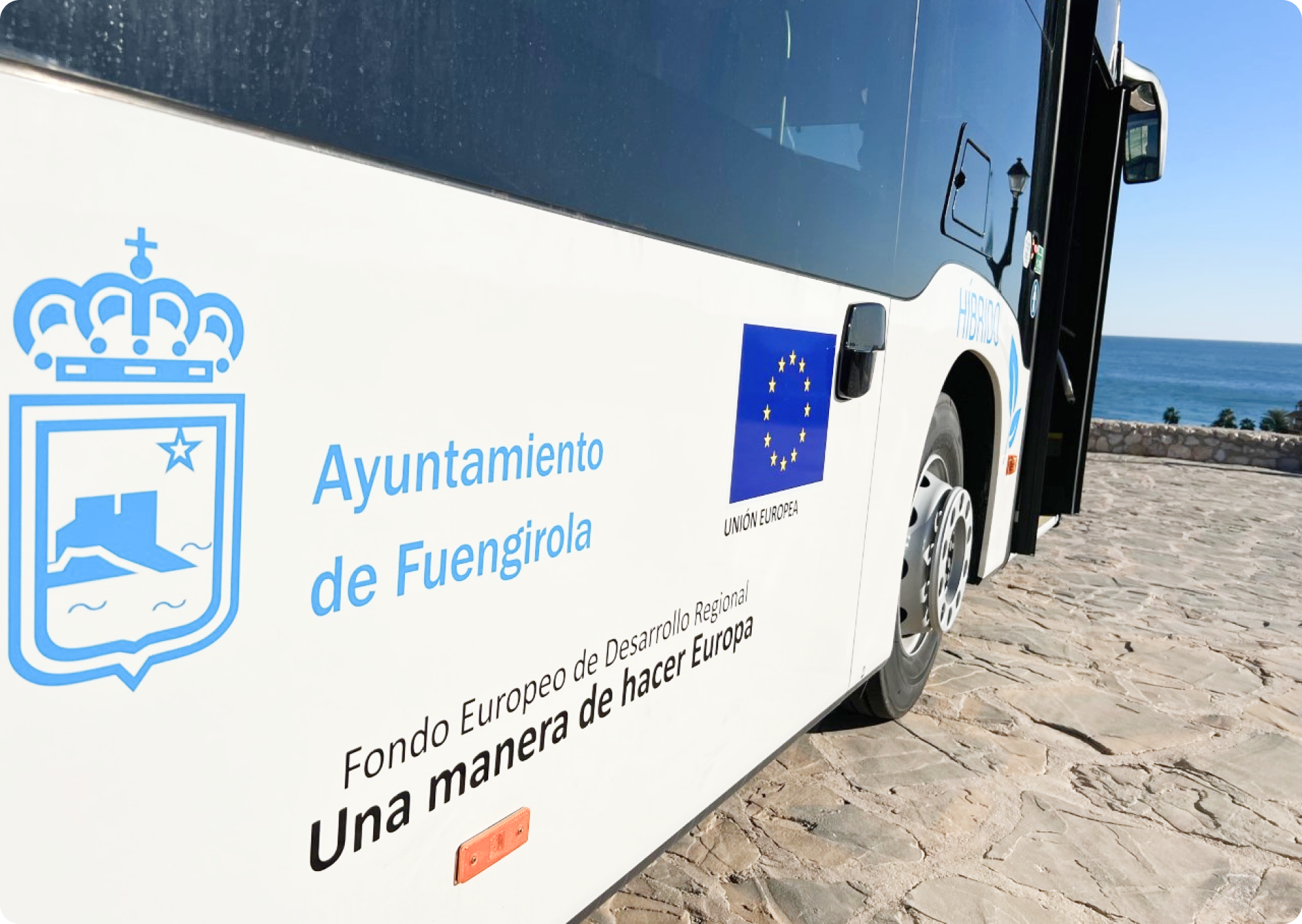 autobús del ayto de Fuengirola con la puerta abierta